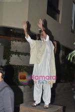 Amitabh Bachchan snapped outside Jalsaa in Juhu, Mumbai on 8th April 2011 (5).JPG